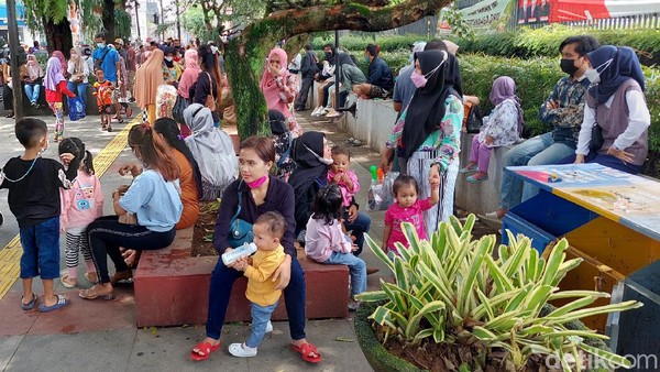 Saat ini, pengunjung yang ingin masuk memang masih dibatasi hingga 100 pengunjung saja. Tak heran kalau hal itu menimbulkan keramaian (Wisma Putra/detikTravel)