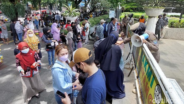 Adapun jumlah wisatawan yang diperbolehkan masuk ke Alun-alun Bandung masih dibatasi (Wisma Putra/detikTravel)