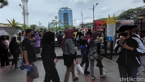Menurut salah satu wisatawan, ia harus menunggu sekitar 45 menit untuk dapat masuk ke Alun-alun Bandung (Wisma Putra/detikTravel)