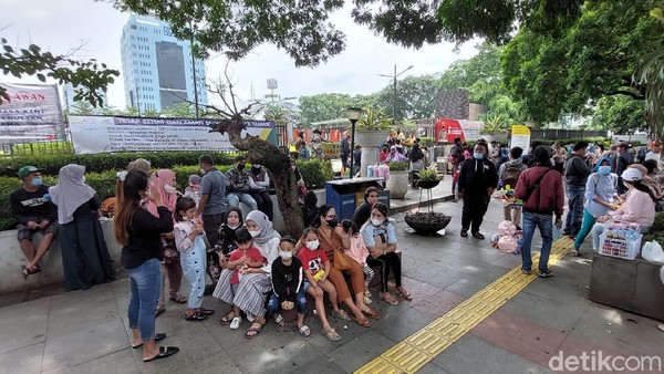 Keramaian itu pun telah tampak sejak Minggu pagi. Hampir tak ada tempat duduk kosong di area yang disediakan (Wisma Putra/detikTravel) Keramaian itu pun telah tampak sejak Minggu pagi. Hampir tak ada tempat duduk kosong di area yang disediakan (Wisma Putra/detikTravel)