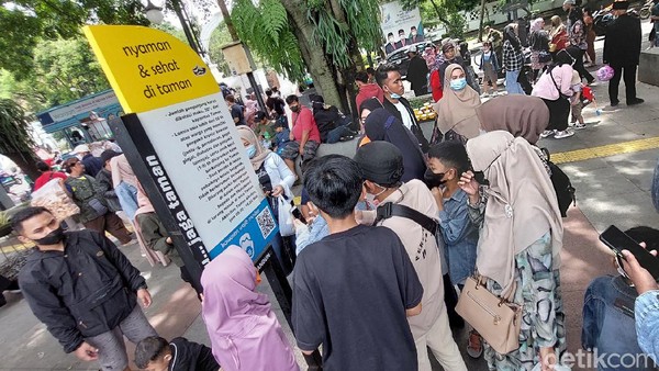 Wisatawan pun diminta mengisi formulir secara manual. Tidak menggunakan aplikasi PeduliLindungi (Wisma Putra/detikTravel) Wisatawan pun diminta mengisi formulir secara manual. Tidak menggunakan aplikasi PeduliLindungi (Wisma Putra/detikTravel)