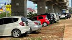 Antisipasi Banjir, Warga Cipinang Melayu Parkir Mobil di Kolong Tol