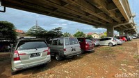 Puluhan mobil dalam kondisi bagus tampak memenuhi kolong Tol Becakayu.