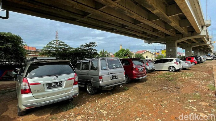 Antisipasi Banjir, Warga Cipinang Melayu Parkir Mobil di Kolong Tol Puluhan mobil terparkir di kolong Tol Becakayu, Jakarta. Mobil milik warga Cipinang Melayu yang khawatir banjir menerjang tempat tinggal mereka.