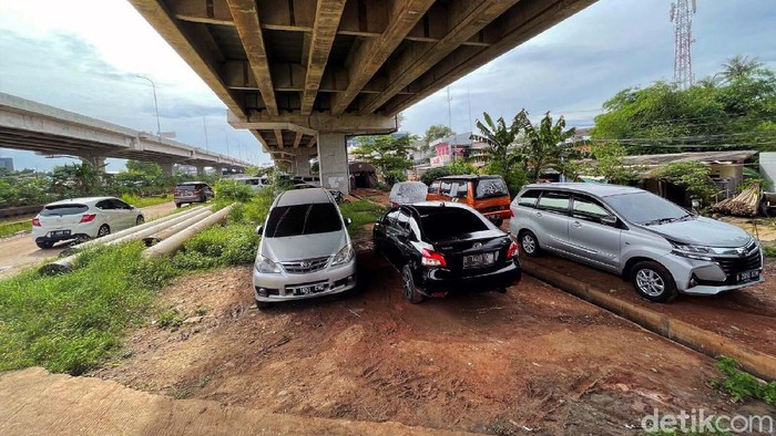Antisipasi Banjir, Warga Cipinang Melayu Parkir Mobil di Kolong Tol Puluhan mobil terparkir di kolong Tol Becakayu, Jakarta. Mobil milik warga Cipinang Melayu yang khawatir banjir menerjang tempat tinggal mereka.