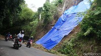 Longsor yang terdeteksi oleh relawan dan Badan Penanggulangan Bencana Daerah (BPBD) KBB tersebut memang tak terlalu parah. Namun jika hujan deras kembali mengguyur maka dampak yang ditimbulkan bisa lebih parah dari yang terjadi kali ini.