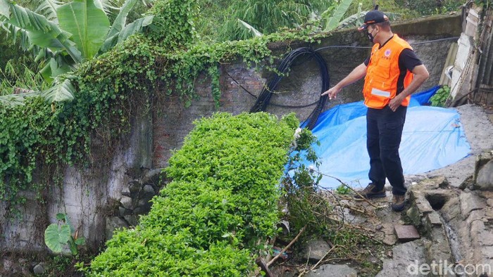 Awas! Waspada Longsor Susulan di Jalan Kolonel Masturi Lembang Tebing 20 meter di tepi Jalan Kolonel Masturi, Lembang, Kabupaten Bandung Barat (KBB), longsor. Kondisi tanah di lokasi longsor kini retak dan berpotensi longsor lagi.