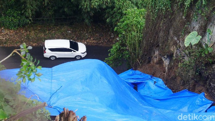 Tebing 20 meter di tepi Jalan Kolonel Masturi, Lembang, Kabupaten Bandung Barat (KBB), longsor. Kondisi tanah di lokasi longsor kini retak dan berpotensi longsor lagi.