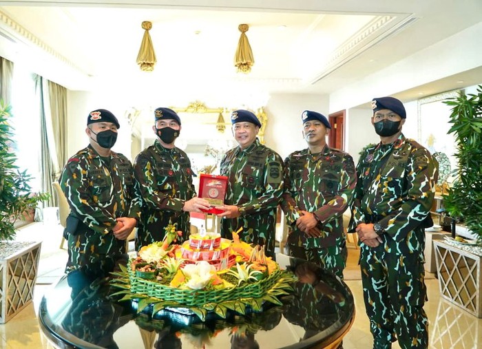 Ketua MPR RI turut hadir dalam perayaan ulang tahun ke-76 Korps Brimob Polri, Minggu (14/11/2021). Bamsoet, yang juga warga kehormatan utama Korps Brimob Polri menerima plakat penghargaan pada acara tersebut.