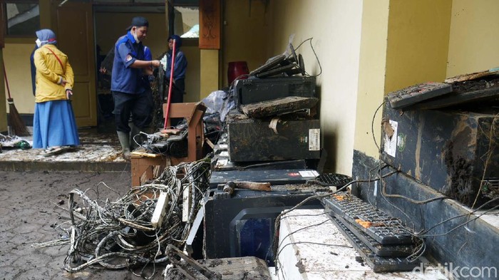 Banjir bandang menerjang bangunan SMA Negeri 1 Lembang, Kabupaten Bandung Barat (KBB) pada Sabtu (13/11/2021) malam. Tembok ruangan komputer sekolah ambruk.