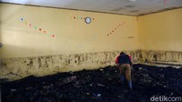 20 Ruangan kelas dan ruangan lainnya juga ikut terendam banjir setinggi lutut bercampur lumpur yang terbawa dari lahan di atas sekolah.