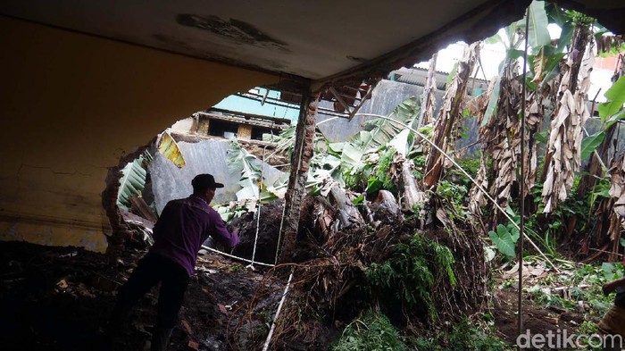 Bangunan SMA Negeri 1 Lembang Porak Poranda Diterjang Banjir Bandang Banjir bandang menerjang bangunan SMA Negeri 1 Lembang, Kabupaten Bandung Barat (KBB) pada Sabtu (13/11/2021) malam. Tembok ruangan komputer sekolah ambruk.