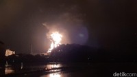 Pantauan detikcom pukul 23.35 WIB, di lokasi kebakaran masih diguyur hujan. Tampak api masih berkobar dan asap hitam masih membubung tinggi. 