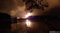 Dia menyebut peristiwa itu terjadi pukul 19.10 WIB tadi. Hingga saat ini, penyebab kebakaran tangki itu belum diketahui. 