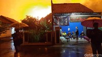 Dia menambahkan saat ini pihaknya sudah mengevakuasi sejumlah warga di Kelurahan Lomanis, Cilacap Tengah, yang tinggal di dekat lokasi kebakaran. Untuk sementara, warga diungsikan di masjid maupun aula kelurahan. 