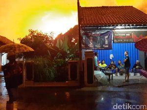 Detik-detik Kebakaran Tangki Kilang Pertamina Cilacap