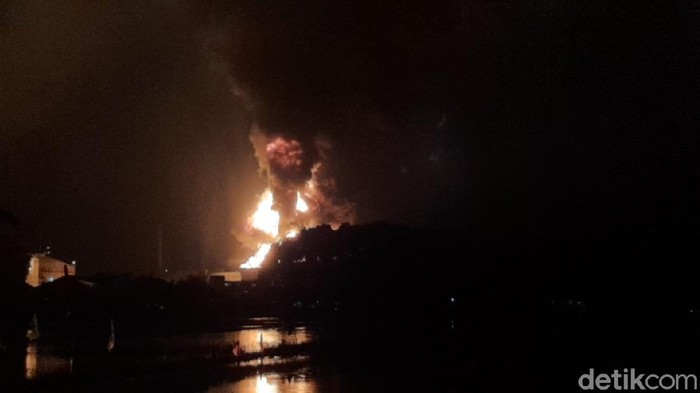 Begini Momen Tangki Pertamina Cilacap Saat Terbakar Tangki di area kilang Pertamina di Cilacap terbakar pada Sabtu (13/11/2021) malam.