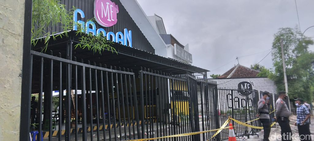 Buntut keributan karyawan dan massa driver ojol, otlet Mie Gacoan Yogyakarta digaris polisi, Minggu (14/11/2021).