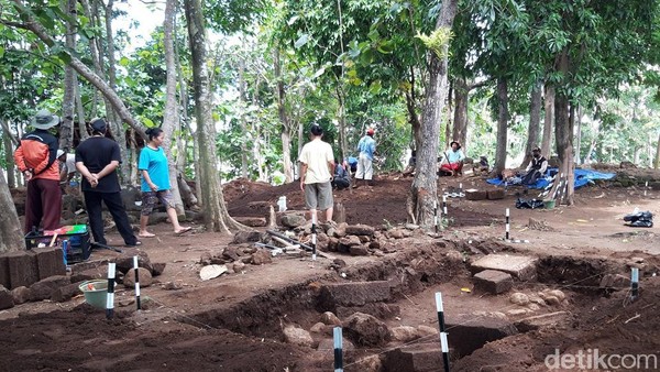 Di sebelah selatan Candi Watu Genuk yang berjarak sekitar satu kilometer, terdapat sepasang batu di kanan kiri jalan. Dimungkinkan sebagai gapura (Ragil Ajiyanto/detikTravel) Di sebelah selatan Candi Watu Genuk yang berjarak sekitar satu kilometer, terdapat sepasang batu di kanan kiri jalan. Dimungkinkan sebagai gapura (Ragil Ajiyanto/detikTravel)