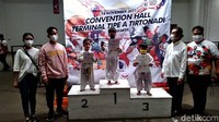 Kakak dari La Lembah Manah ini tampak lebih kuat bertahan. Lawan Ethes sedikitnya jatuh tiga kali. Hasil akhirnya, Ethes menang dengan skor 25-10.
