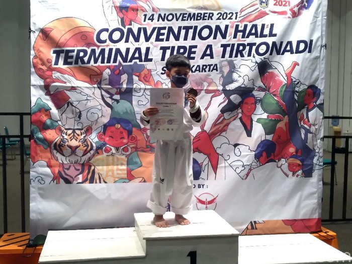 Cucu Jokowi Jan Ethes Juara Kompetisi Taekwondo Cucu Presiden Joko Widodo, Jan Ethes Srinarendra, mengikuti kompetisi taekwondo. Dalam kompetisi ini, Jan Ethes mendapatkan juara satu di kelas pemula.