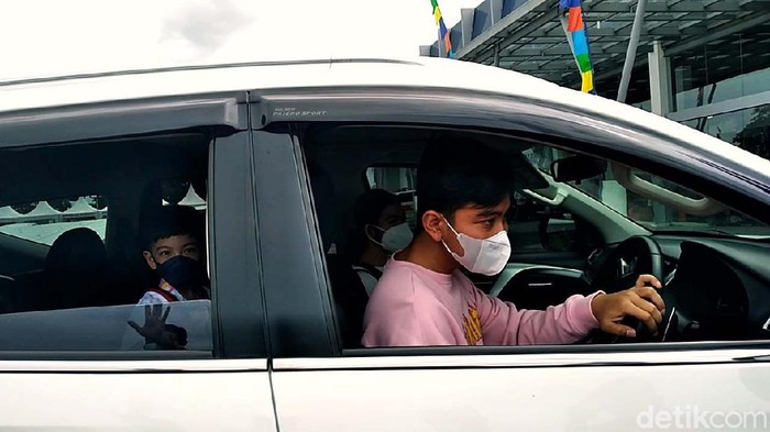 Cucu Presiden Joko Widodo, Jan Ethes Srinarendra, mengikuti kompetisi taekwondo. Dalam kompetisi ini, Jan Ethes mendapatkan juara satu di kelas pemula.
