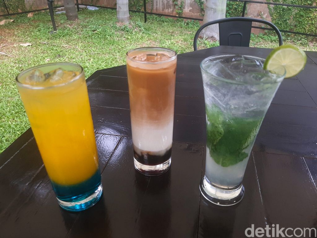 Deloret Cafe, kafe outdoor yang berlokasi di Cilandak Barat, Jakarta Selatan. Kafe ini sedang hits karena menawarkan suasana layaknya di Puncak.