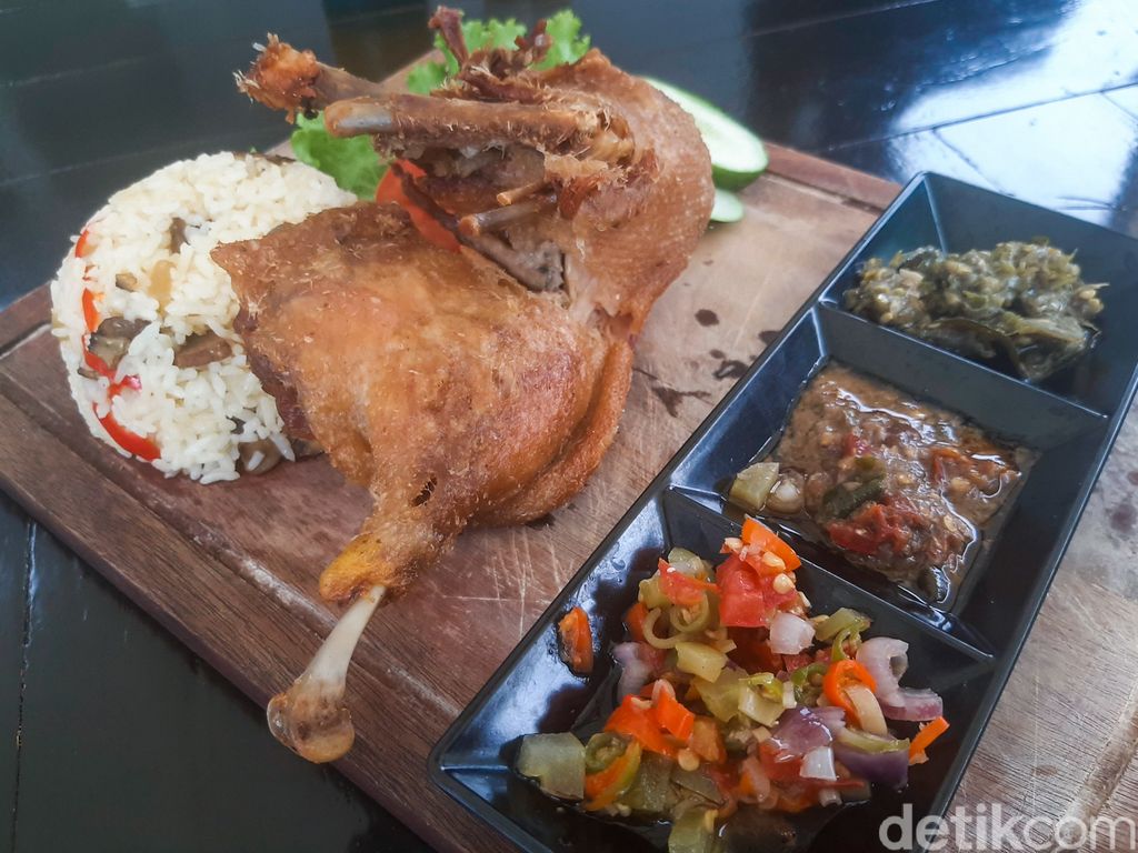 Deloret Cafe, kafe outdoor yang berlokasi di Cilandak Barat, Jakarta Selatan. Kafe ini sedang hits karena menawarkan suasana layaknya di Puncak.