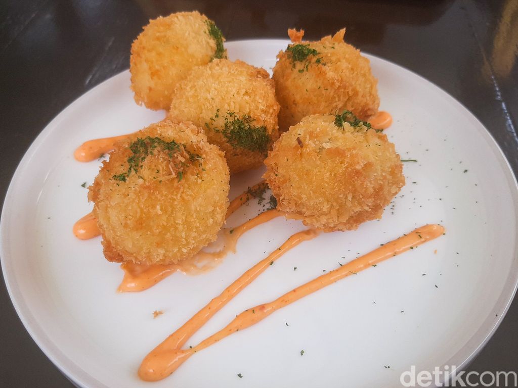 Deloret Cafe, kafe outdoor yang berlokasi di Cilandak Barat, Jakarta Selatan. Kafe ini sedang hits karena menawarkan suasana layaknya di Puncak.