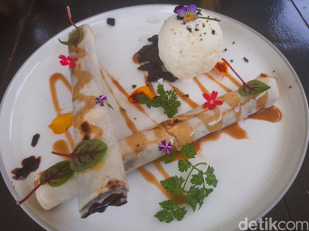 Deloret Cafe, kafe outdoor yang berlokasi di Cilandak Barat, Jakarta Selatan. Kafe ini sedang hits karena menawarkan suasana layaknya di Puncak.