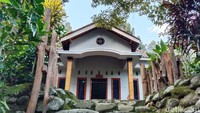 Melawat ke Dewi Kano belum lengkap rasanya jika hanya sekejap tanpa bermalam. Sejumlah homestay siap menerima pengunjung kapan pun. Dengan tarif Rp 80 ribu per orang untuk satu malam, para tamu sudah mendapatkan fasilitas kamar tidur lengkap dengan kasurnya, dapur dengan perlengkapan memasak, toilet hingga sarapan gratis.