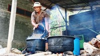 Salah satu warga yang ditemui saat merebus buah kemukus, Kadar (60), menuturkan rempah-rempah yang satu ini biasa dijual warga ke kota untuk dijadikan bahan obat-obatan.
