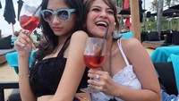 Bukan hanya sebagai rekan kerja, Faye Nicole juga sering hangout bareng almh Vanessa Angel. Hal tersebut terlihat di momen yang satu ini. Foto: Instagram @fayenicolee_