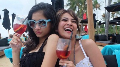 Intip Lagi Momen Faye Nicole dan Mendiang Vanessa Angel saat Nongkrong Bareng