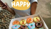 Faye Nicole juga dikenal ramah dengan para fansnya. Karenanya ia sering mendapat hadiah dari para fans, salah satunya donat dengan topping lucu ini. Foto: Instagram @fayenicolee_