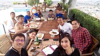 Faye Nicole nampak akrab dengan rekan sesama artis saat menjalani sebuah project. Mereka juga menghabiskan waktu dengan makan bersama di tepi kolam renang. Foto: Instagram @fayenicolee_