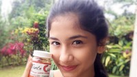 Soal kuliner, agaknya Faye Nicole memiliki selera makan yang pedas. Nah, momen yang ini memperlihatkan Faye tengah berpose dengan sambal kesayangan.  Foto: Instagram @fayenicolee_