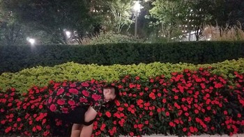 Pakaian pria ini menyatu dengan bunga di taman. Foto: Boredpanda
