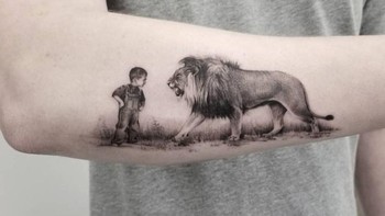 Tato singa dan anak kecil. Foto: Boredpanda