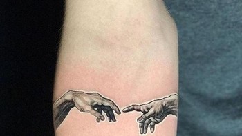 Dua jari yang saling menunjuk dari lukisan Michaelangelo yang terkenal. Foto: Boredpanda