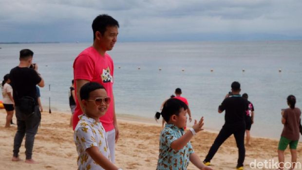Para pebulutangkis yang akan tampil di Indonesia Badminton Festival 2021 akhirnya bisa menikmati pantai. Tengok momen-momen gembira mereka berikut ini.
