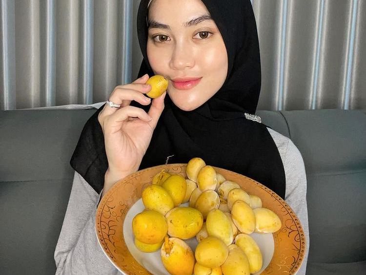 Henny Rahman Berselisih dengan Larissa Chou, Sosoknya Doyan Makan Kurma Muda