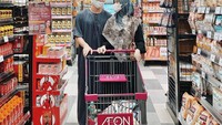 Henny juga sering membagikan momennya saat endorse makanan. Seperti momennya saat menikmati keripik kentang ini. Foto: Instagram @hennyrahman
