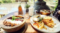 Saat liburan, Henny tampak mengunjungi restoran. Ia menikmati smoothie bowl serta fish and chips. Foto: Instagram @hennyrahman
