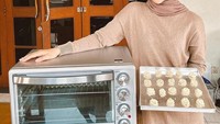 Tak hanya hobi kulineran, Henny juga hobi baking. Ini momennya saat membuat kue kering. Foto: Instagram @hennyrahman