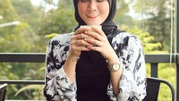 Henny sempat membagikan momennya saar berada di coffee shop. Istri Alvin Faiz ini membagikan momennya saat menikmati secangkir hangat kopi. Foto: Instagram @hennyrahman