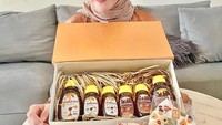 Tak hanya kurma muda, Henny juga rutin mengonsumsi madu yang terkenal menyehatkan. Ia mendapatkan sepaket madu dari salah satu produk. Foto: Instagram @hennyrahman