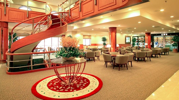 Hotel terapung ini merupakan gagasan dari Doug Tarca, seorang penyelam dan pengusaha profesional kelahiran Italia yang tinggal di Townsville, di pantai timur laut Queensland, Australia. Hotel terapung ini merupakan gagasan dari Doug Tarca, seorang penyelam dan pengusaha profesional kelahiran Italia yang tinggal di Townsville, di pantai timur laut Queensland, Australia.