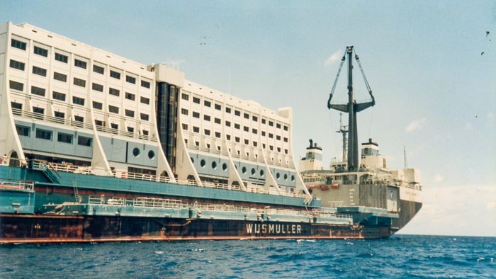 Hotel terapung Korea Utara, Four Seasons Barrier Reef Resort