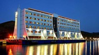 Berganti nama menjadi Saigon Hotel -- tetapi lebih dikenal sebagai The Floater -- hotel ini tetap tertambat di Sungai Saigon selama hampir satu dekade.